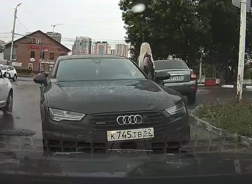 Видео: у «Барса на Есенина» блондинка бросает автомобиль посреди дороги