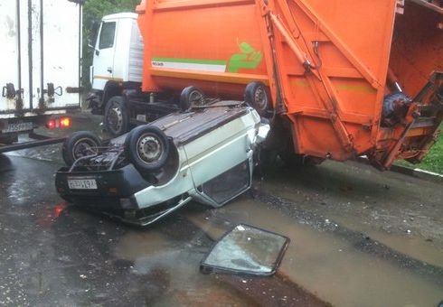 В Рязани мусоровоз перевернул автомобиль