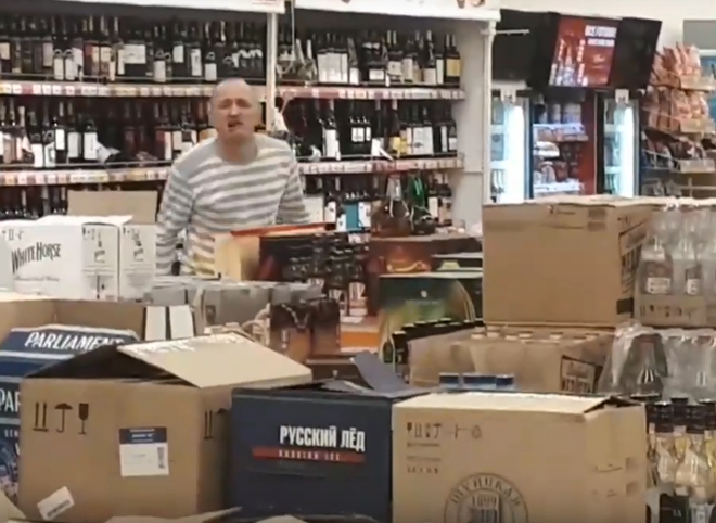 В ивановском «Магните» пьяный мужчина устроил погром из-за желания жить (видео)