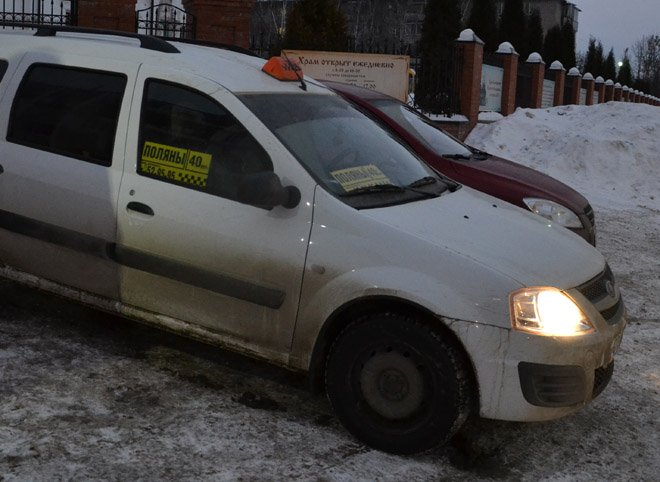 В Рыбном в такси «Лада Ларгус» запустили бутылкой с зажигательной смесью