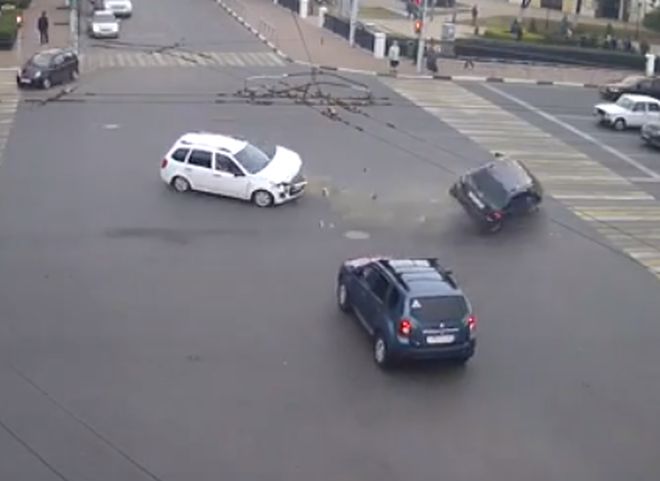 ДТП с перевернувшейся в центре Рязани легковушкой засняли с другого ракурса