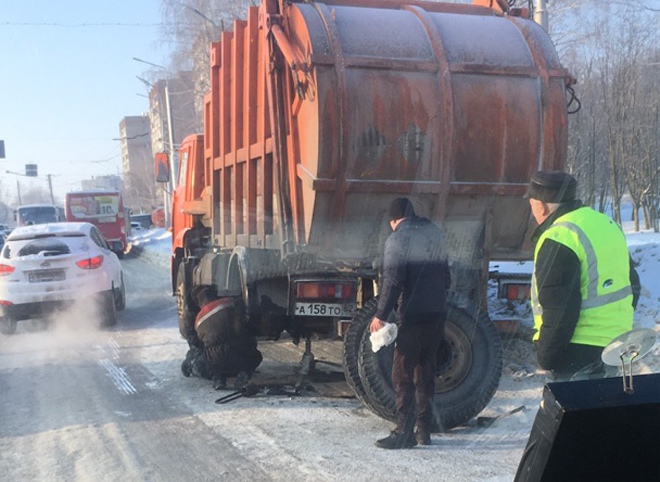 На улице Советской Армии у грузовика отвалилось колесо