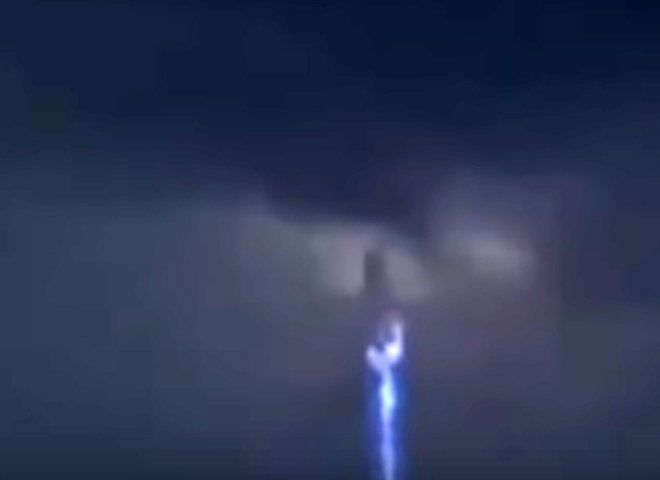 В сети появилось видео необычной молнии