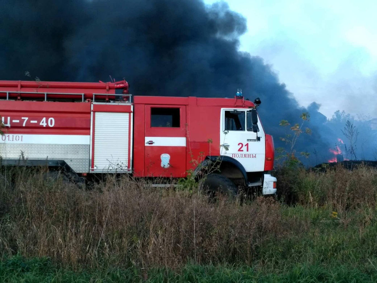СМИ: крупный пожар в Варских тушат три пожарных расчета