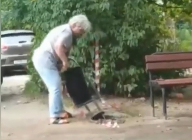 На улице Гоголя пенсионерка выдернула урну у подъезда жилого дома
