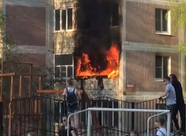 Опубликовано видео пожара в многоэтажке на Новоселов
