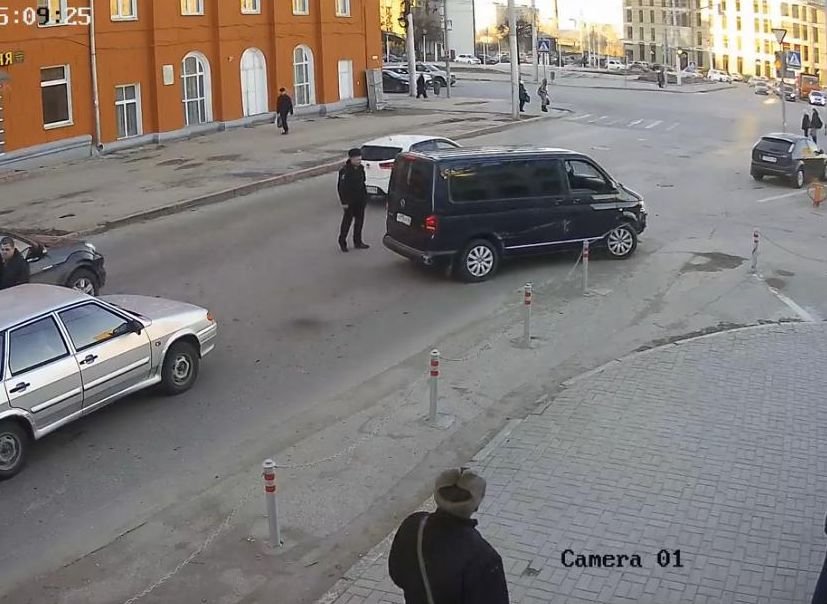 Пьяная автоледи въехала в дорожное ограждение в центре Рязани (видео)