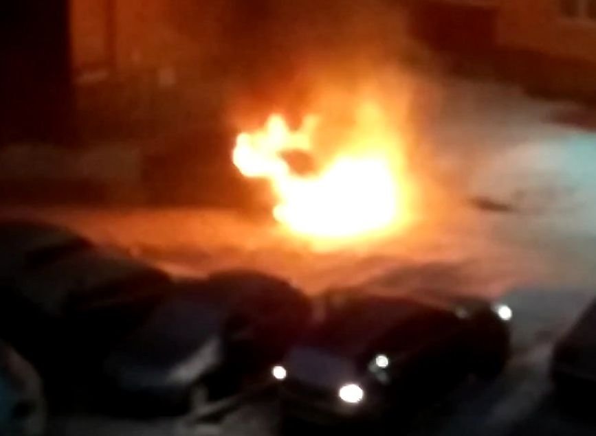 Видео: в рязанском дворе полыхает автомобиль