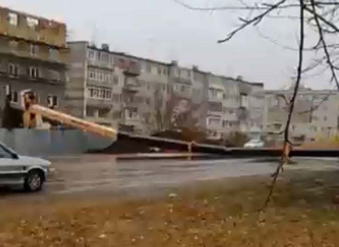 В Скопине строительный кран упал на дорогу