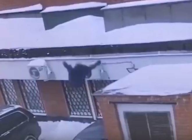 Опубликовано видео падения московской школьницы с 13-го этажа