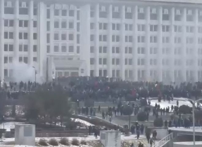 Протестующие взяли штурмом здание акимата Алма-Аты