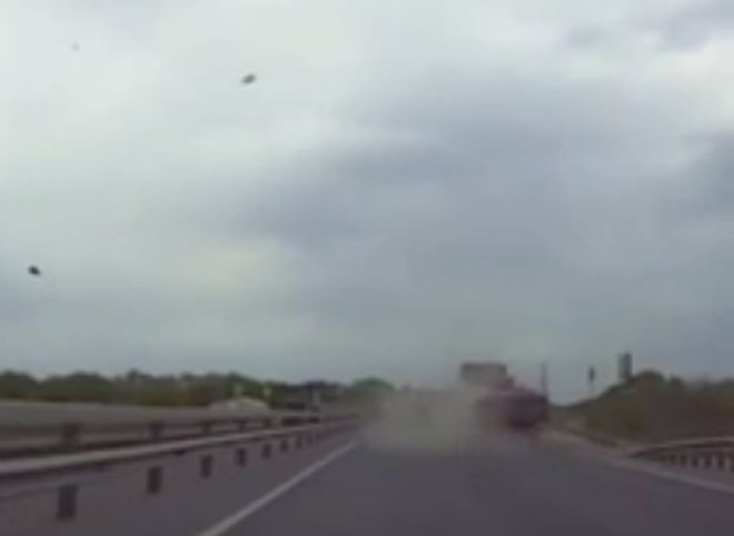 На Солотчинском шоссе у фуры лопнуло колесо (видео)
