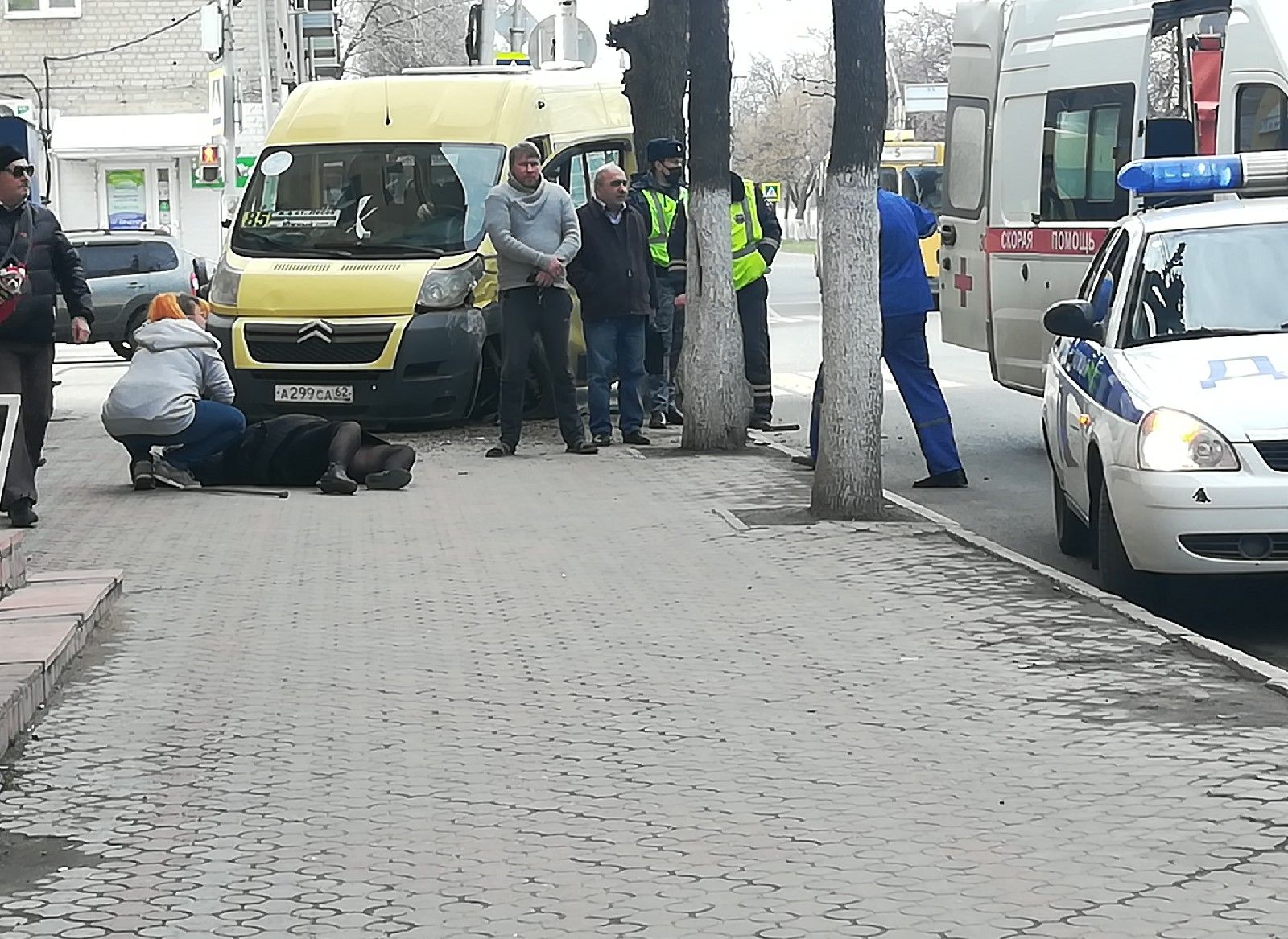 На улице Есенина маршрутка сбила женщину на тротуаре