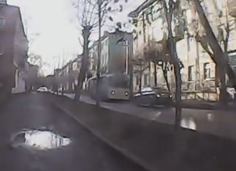 Видео: в Рязани водитель троллейбуса «воспитывает» автолюбителя