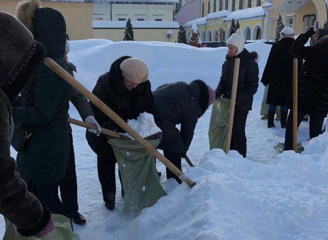 В Саратове уволили чиновницу, отправившую учителей убирать снег в мороз