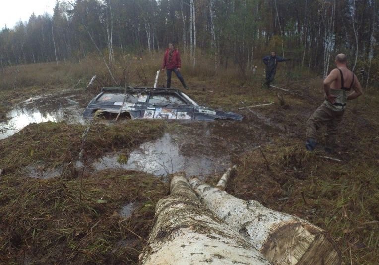 Внедорожник в болоте