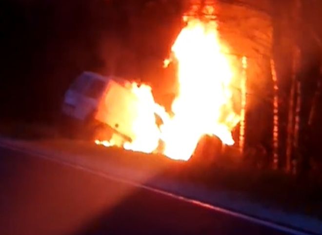 На трассе в Рязанской области автомобиль улетел в лес и загорелся