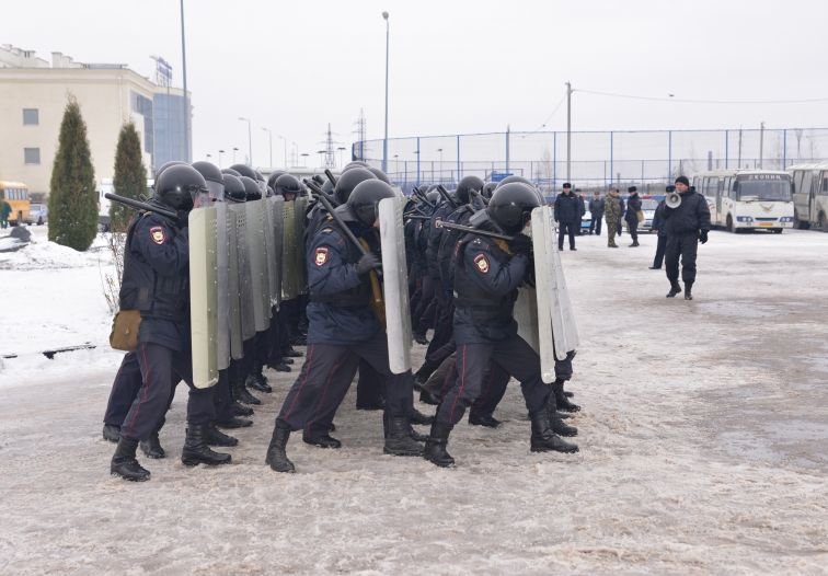 300 полицейских отрепетировали в Рязани разгон беспорядков