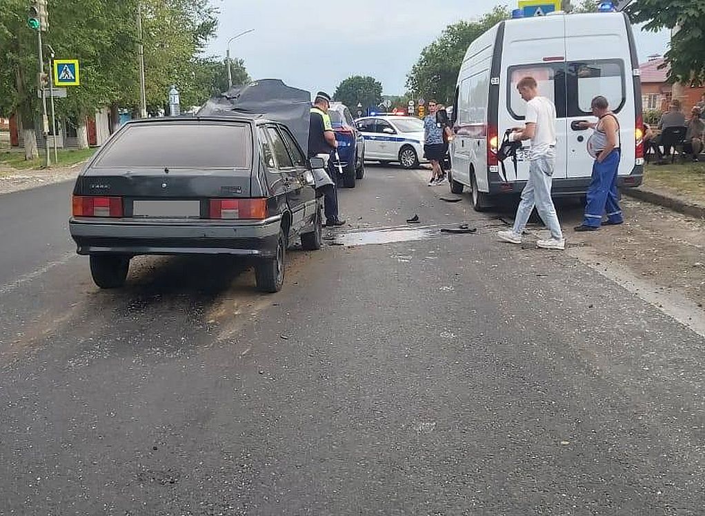 В массовой аварии в Захаровском районе пострадали два человека