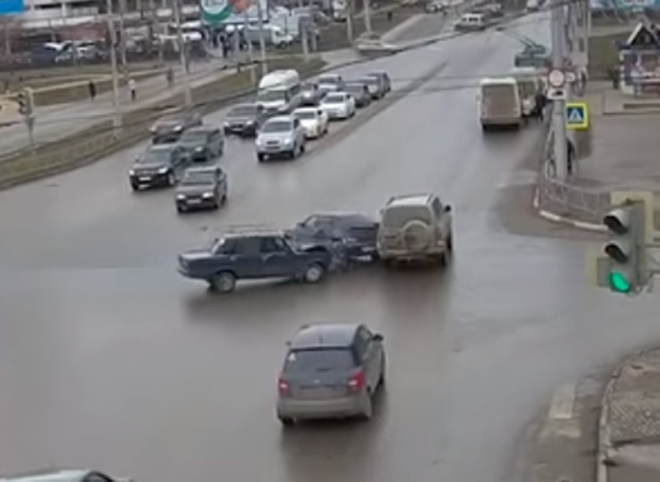 Момент массовой аварии на улице Новоселов попал на видео