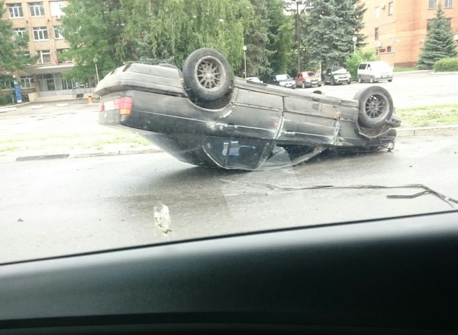 Водитель BMW, перевернувшегося на Московском шоссе, сбежал с места ДТП