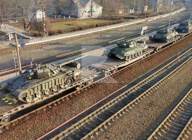 В Рязани засняли поезда с военной техникой