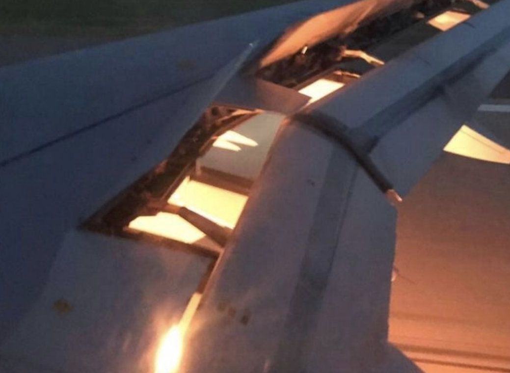 У самолета, перевозившего сборную Саудовской Аравии, загорелся двигатель (видео)