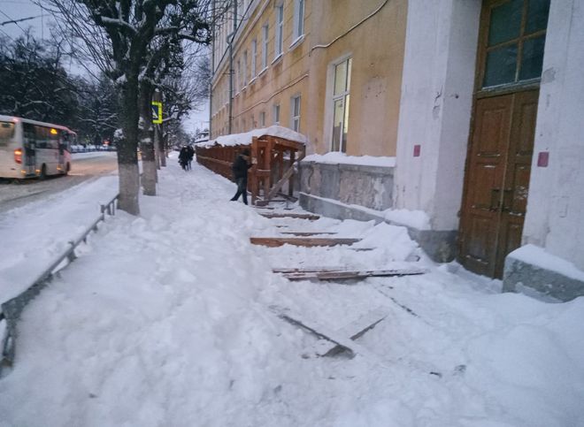 С крыши здания бывшего Института культуры обрушилась куча снега