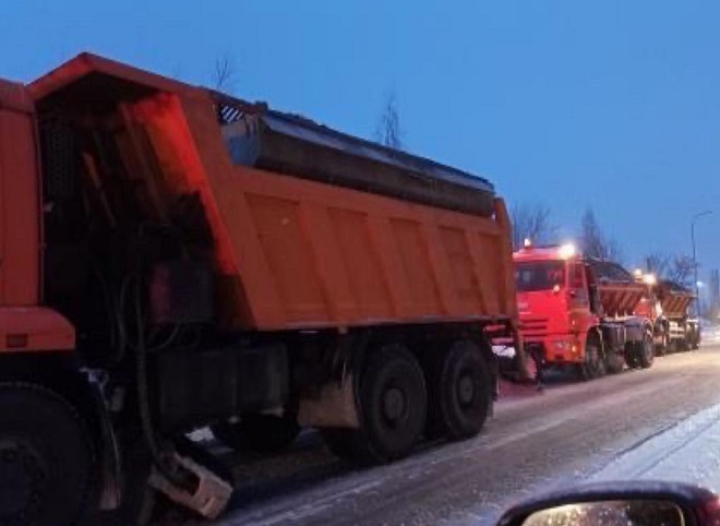 На улице Зубковой в пробку встали снегоуборочные машины