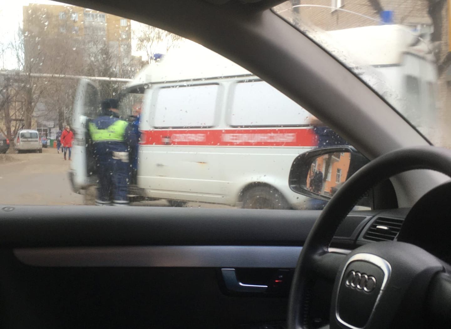 На улице Маяковского мужчина попал под колеса автомобиля