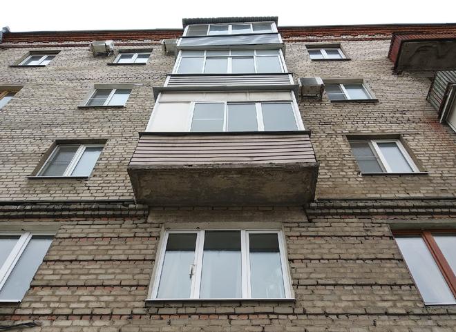 На улице Тимуровцев после падения из окна четвертого этажа погиб 67-летний рязанец