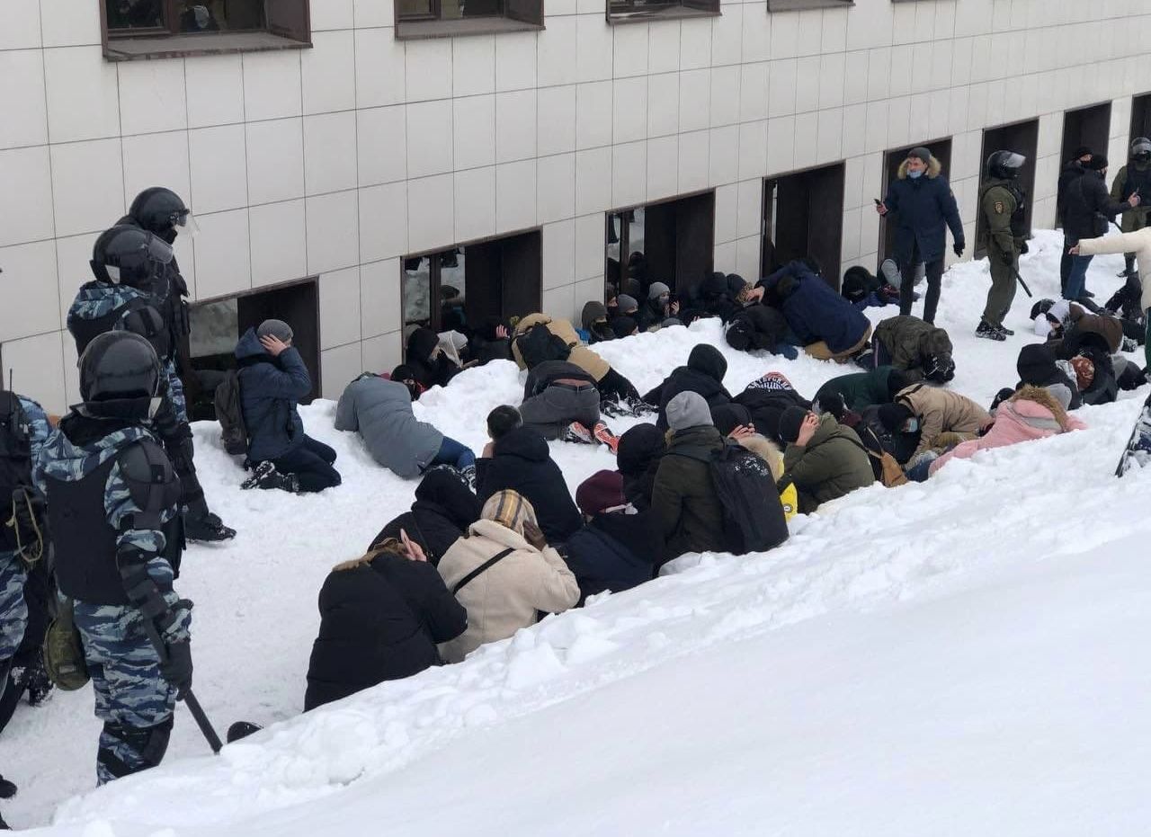 В Казани задержанных на митинге положили лицом в снег