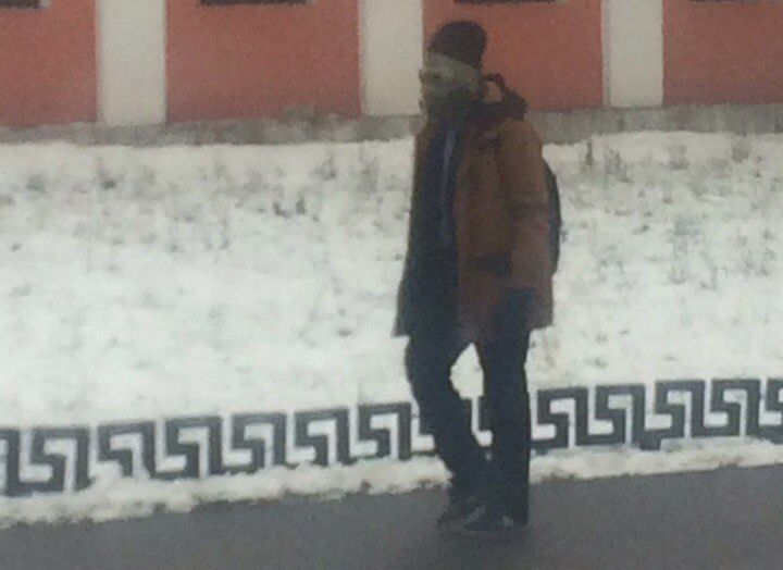 Фото: в центре Рязани замечен молодой человек в противогазе