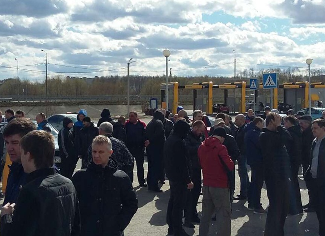 В Рязани таксисты провели акцию протеста