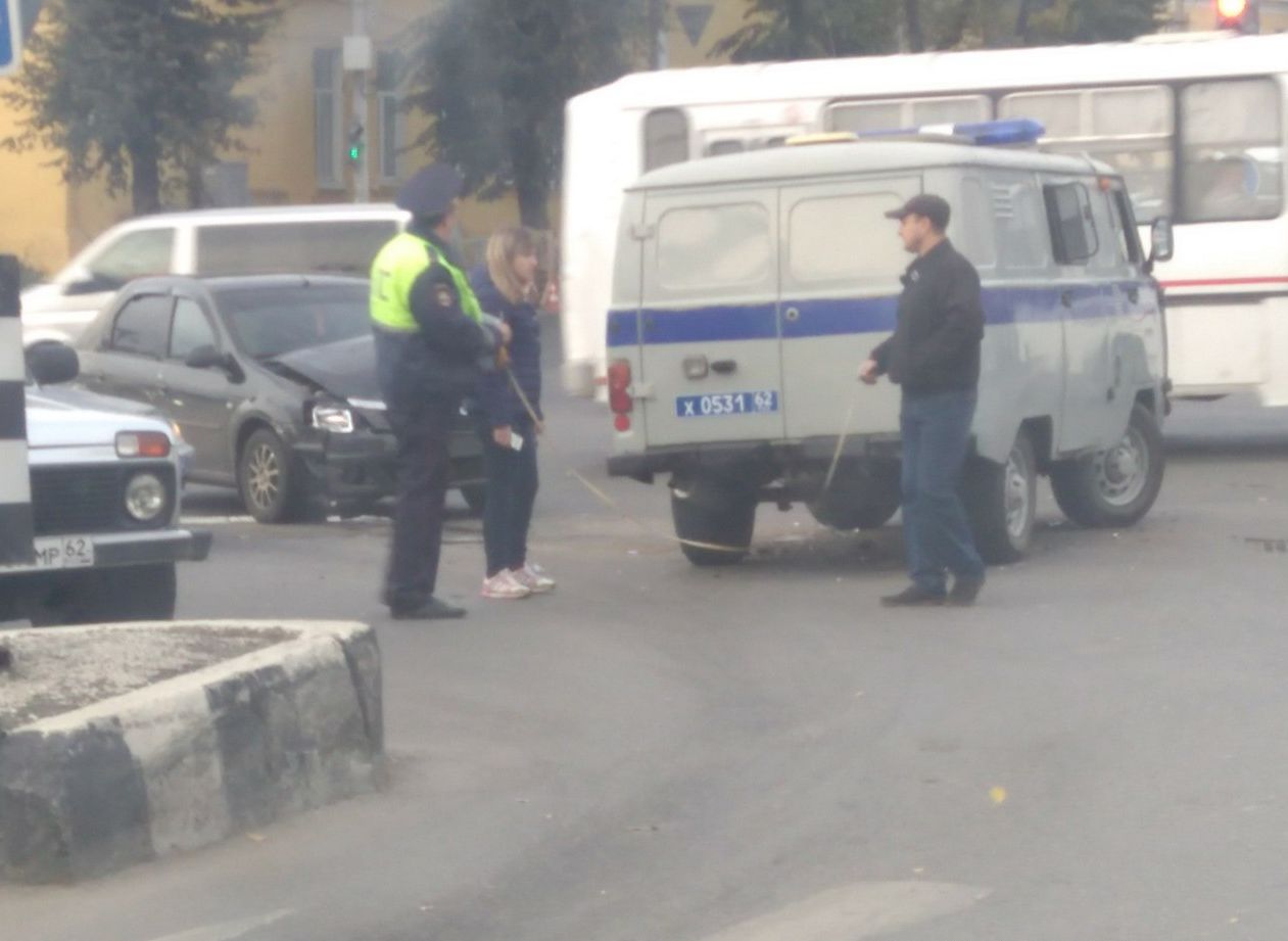 Соцсети: на Первомайском проспекте Renault Logan въехал в полицейский УАЗ
