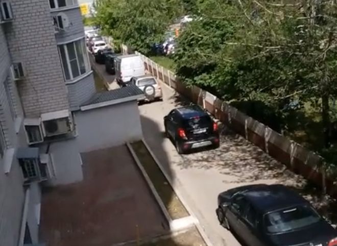 Водители устроили шоссе во дворах на улице Затинной (видео)