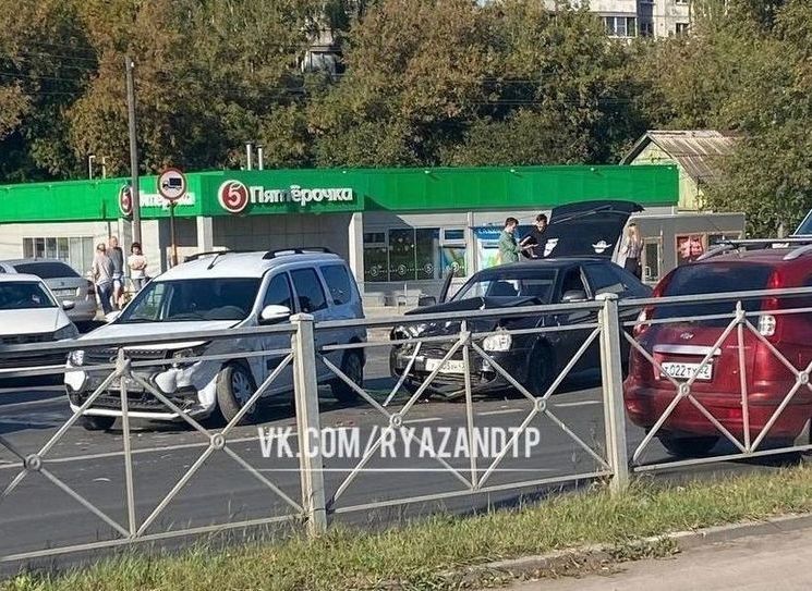 На Михайловском шоссе случилась авария с участием «Приоры» и «Ларгуса»