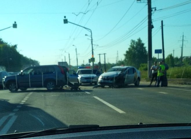 На выезде из Рязани столкнулись внедорожник и такси