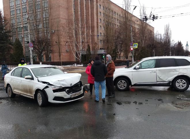 В ДТП на площади Ленина пострадали два человека