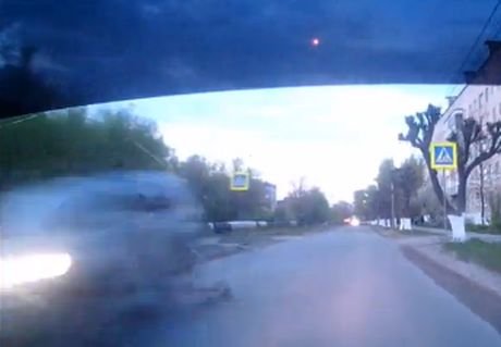 В Рязани крышку люка выбило под колеса автомобилю (видео)