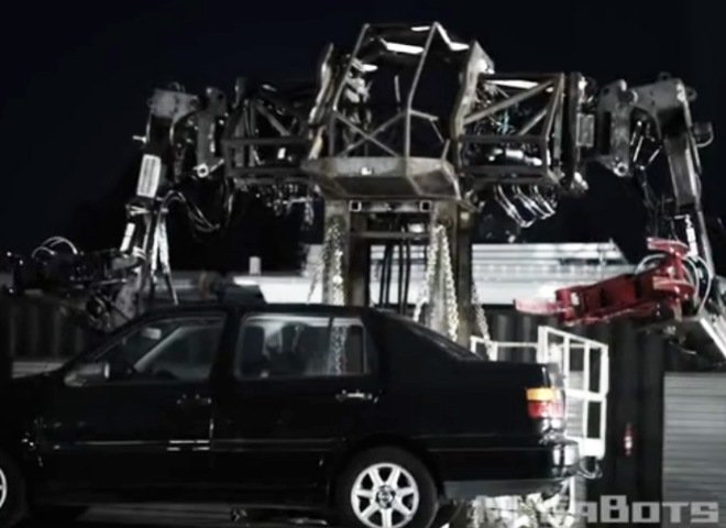 Разрушение автомобиля огромным роботом показали на видео