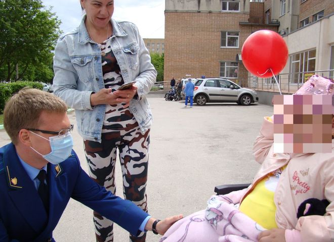 В День защиты детей рязанские прокуроры поздравили пациентов ОДКБ