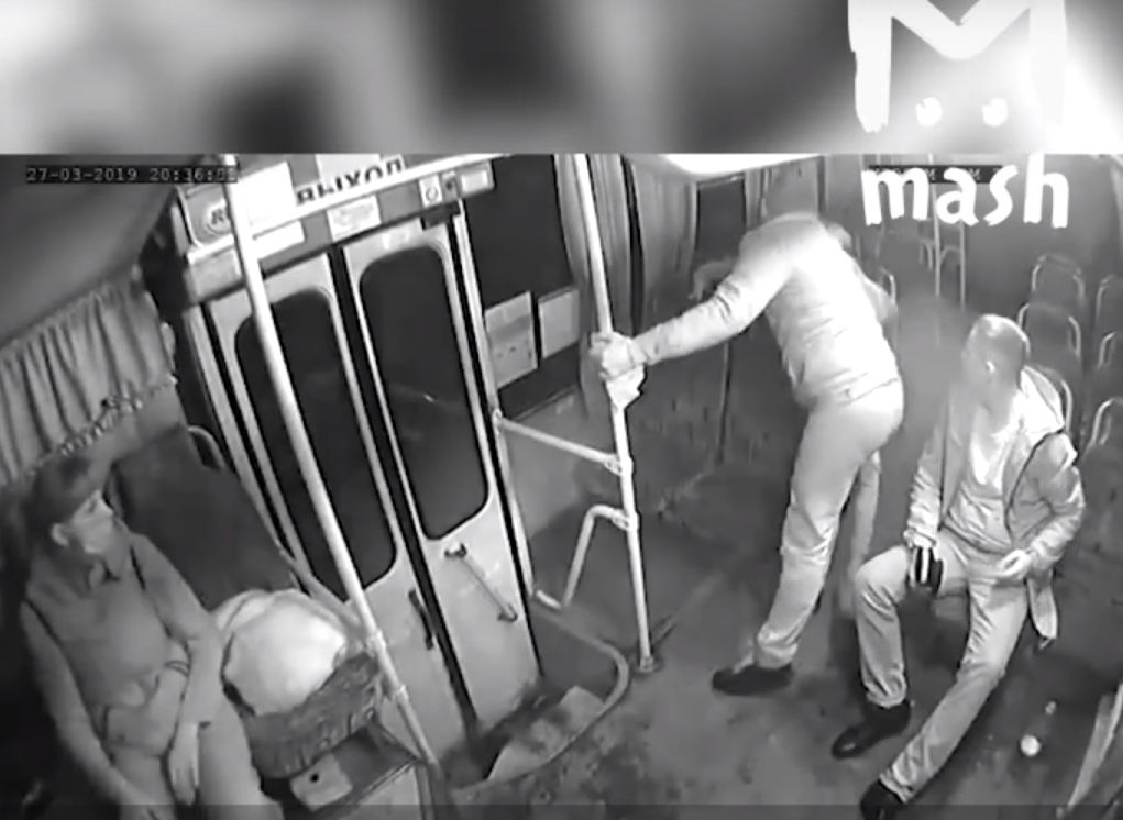 В Бийске двое хулиганов напали на кондуктора и пассажирку автобуса (видео)