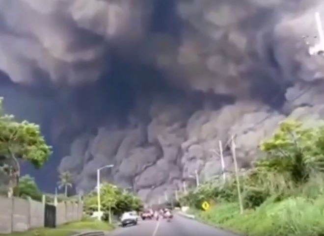 При извержении вулкана в Гватемале погибли 25 человек (видео)