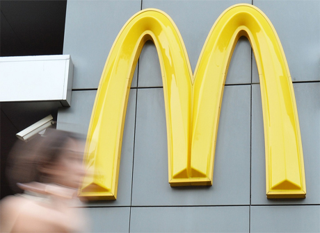 «Макдоналдс» заплатит 300 тысяч рублей москвичке за выбитые зубы