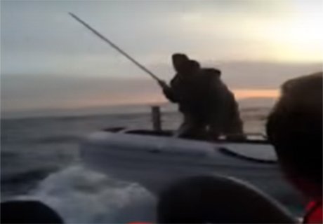 Береговая охрана Турции атаковала лодку с беженцами (видео)