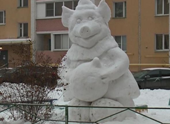 В рязанском дворе появилась трехметровая свинья из снега
