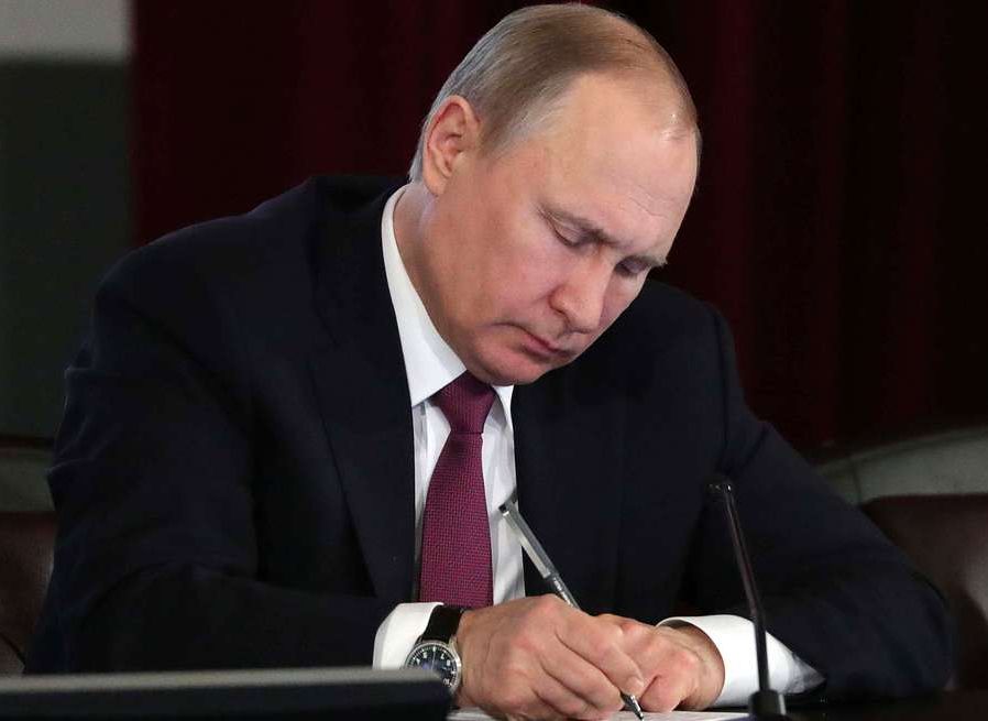 Путин подписал законы о фейках и неуважении властей