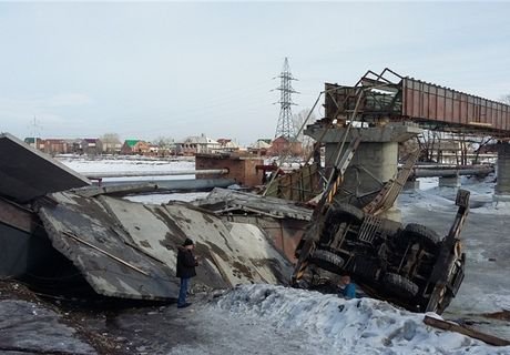 В Красноярском крае обрушился мост через Енисей (видео)