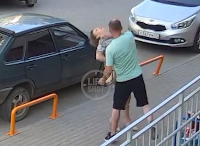 В Кирове мужчина разбил женщине лицо на глазах у ребенка